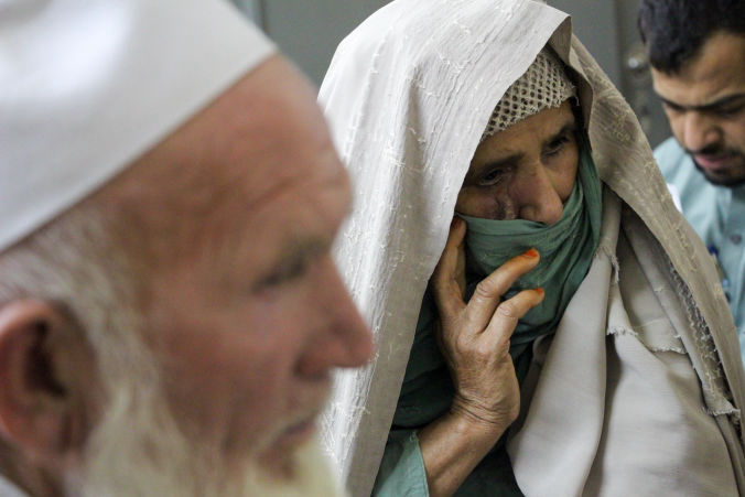 The wife of Muqaddar Shah has suffered from cutaneous leishmaniasis for the last seven months. It is her first day of treatment at the MSF facility at Naseerullah Khan Babar Memorial hospital in Peshawar, Pakistan. Photo by Nasir Ghafoor/MSF.