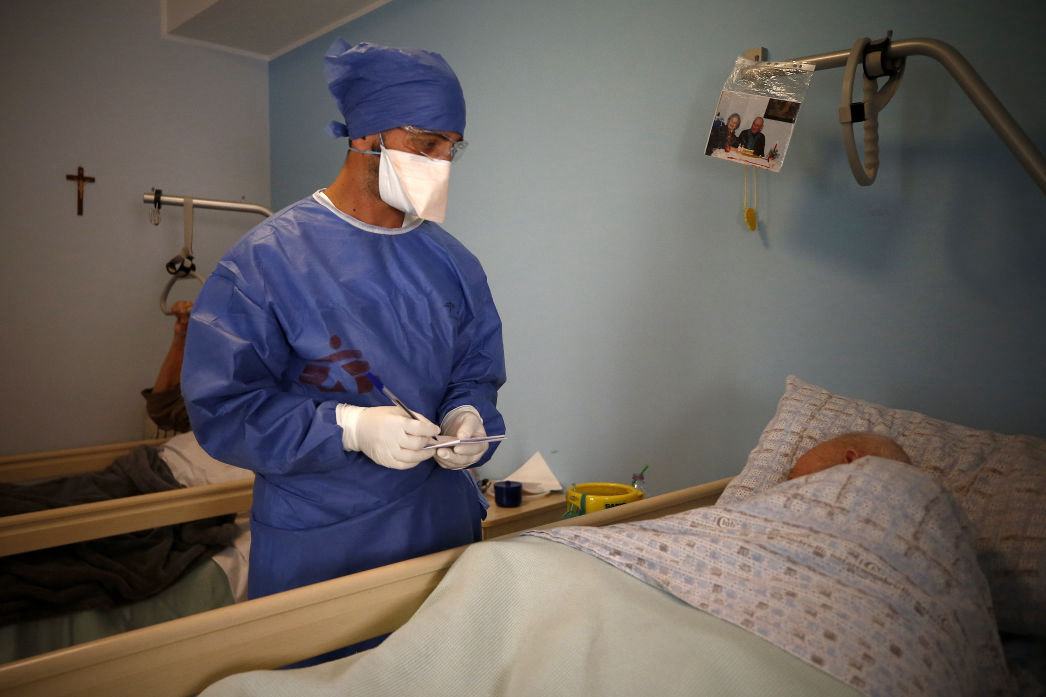 Emiliano, an MSF doctor, offers his support in a nursing home. For weeks, the staff of these facilities have been busy day and night to protect their guests from coronavirus. Italy, April 2020. ©MSF/Vincenzo Livieri.